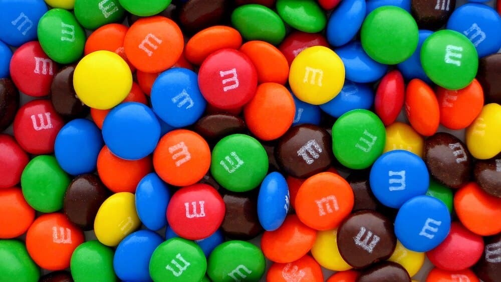 イギリス　ギネス世界記録　M&M's　チョコレート　ウィル・カットビル