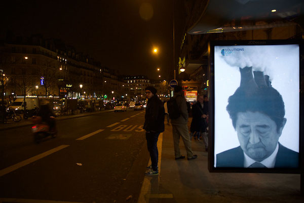パリに安倍首相の風刺ポスターが貼られまくるに関連した画像-06