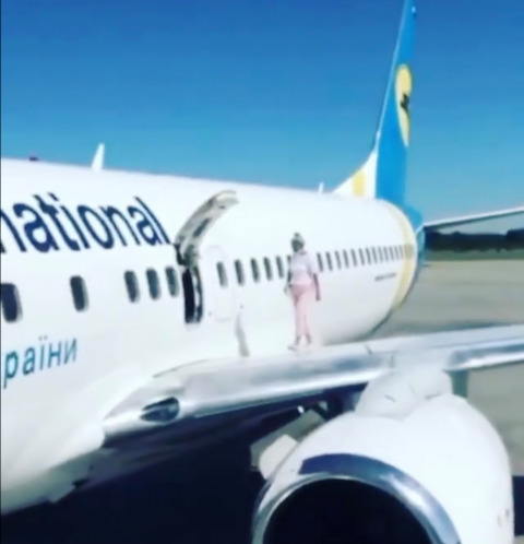 ウクライナ 飛行機 女性