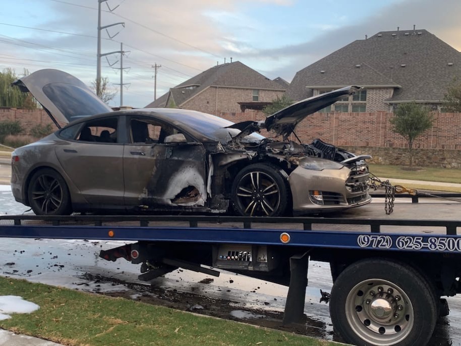 テスラ モデルS 爆発 火災 電気自動車
