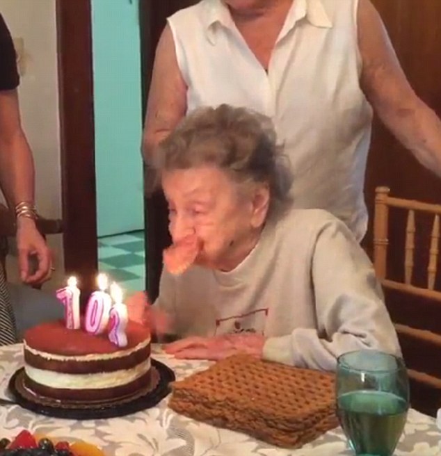 102歳の誕生日に関連した画像-03