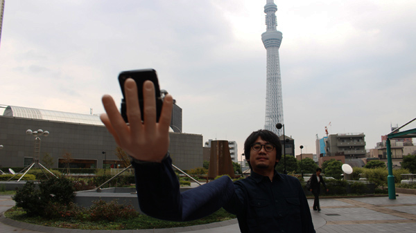 自撮り棒が恥ずかしい日本人男性、腕を長くすることを思いつくに関連した画像-10