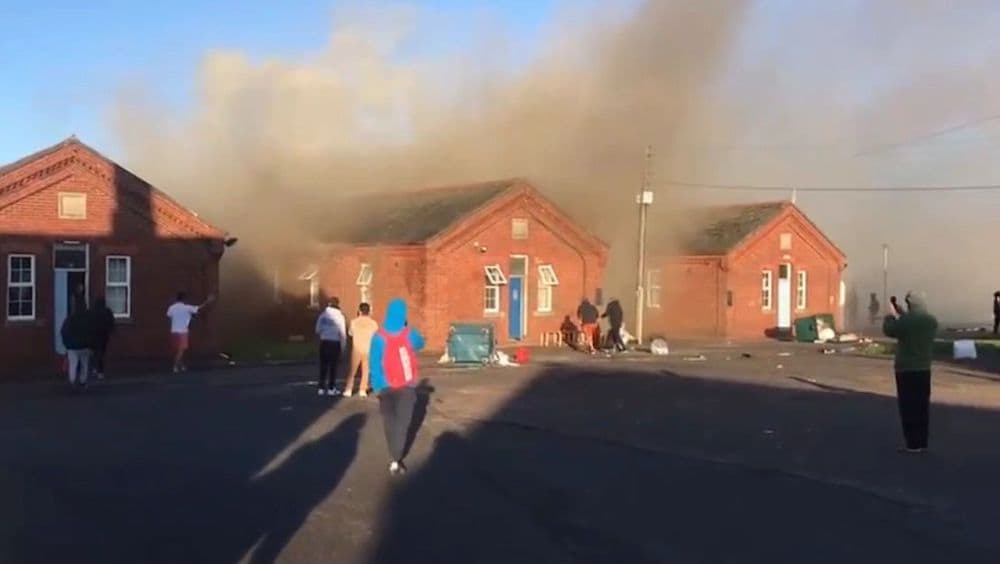 イギリス 移民 ネイピア兵舎 放火