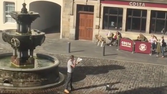 迷惑な街頭演説をスマートに撃退!やり方がさすがスコットランドに関連した画像-01