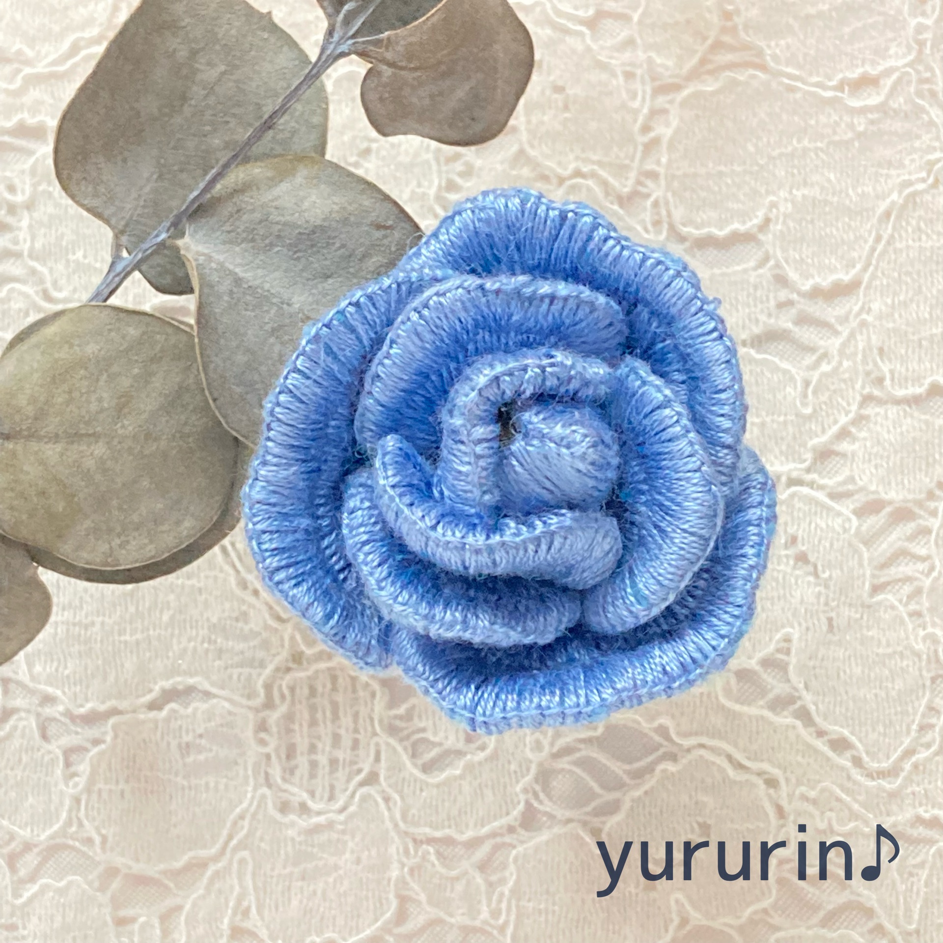 立体刺繍の花と蝶々 という本を見て 青薔薇の立体刺繍を作ってみました レビュー Yururin ハンドメイドとデグーの日常