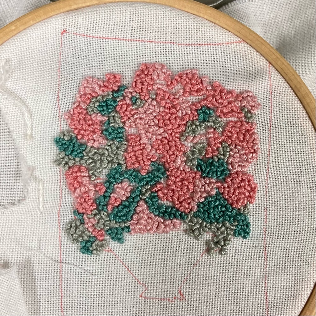 刺しゅうで花瓶のお花のブローチを作っています Yururin ハンドメイドとデグーの日常