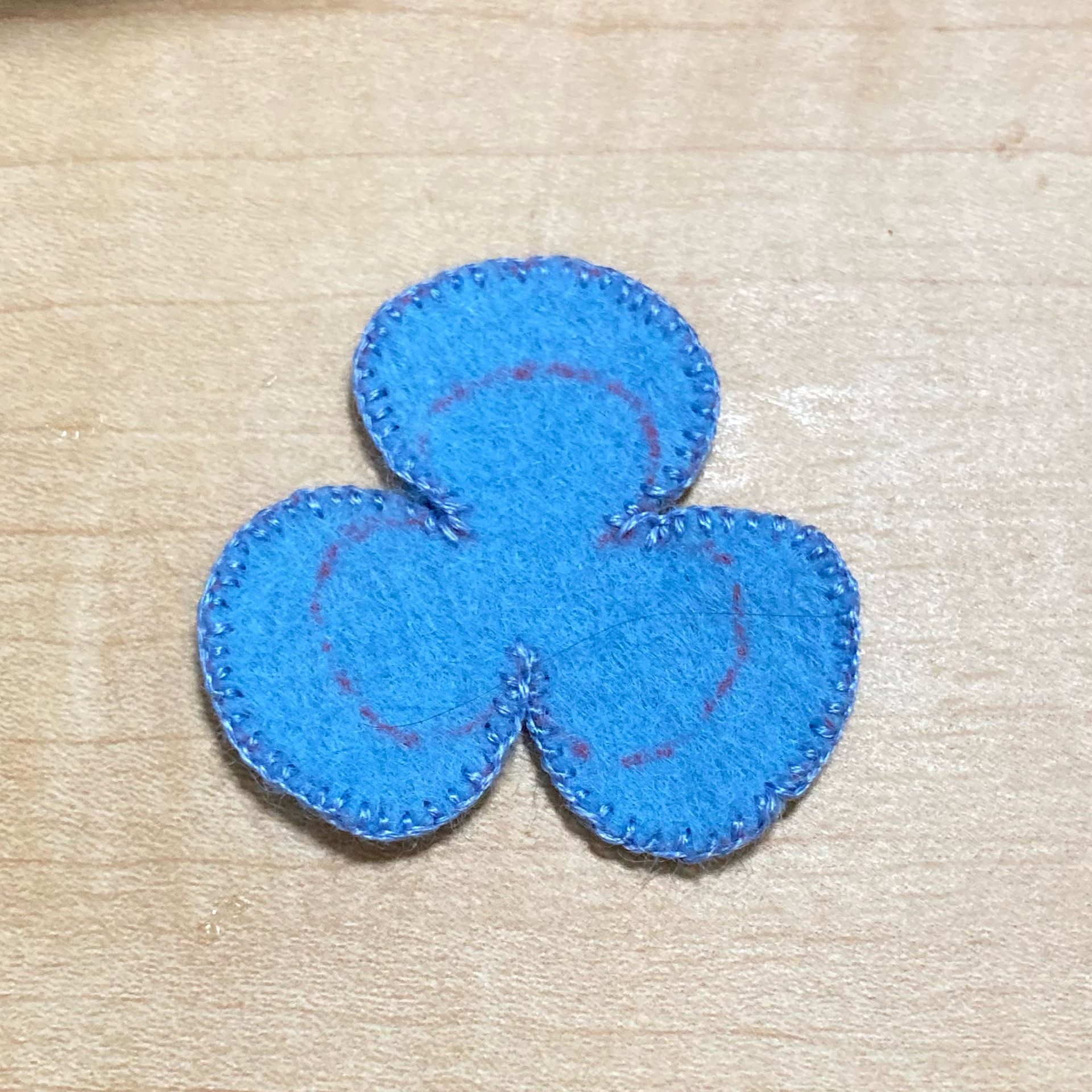 薔薇の立体刺繍を作り始めています Yururin ハンドメイドとデグーの日常