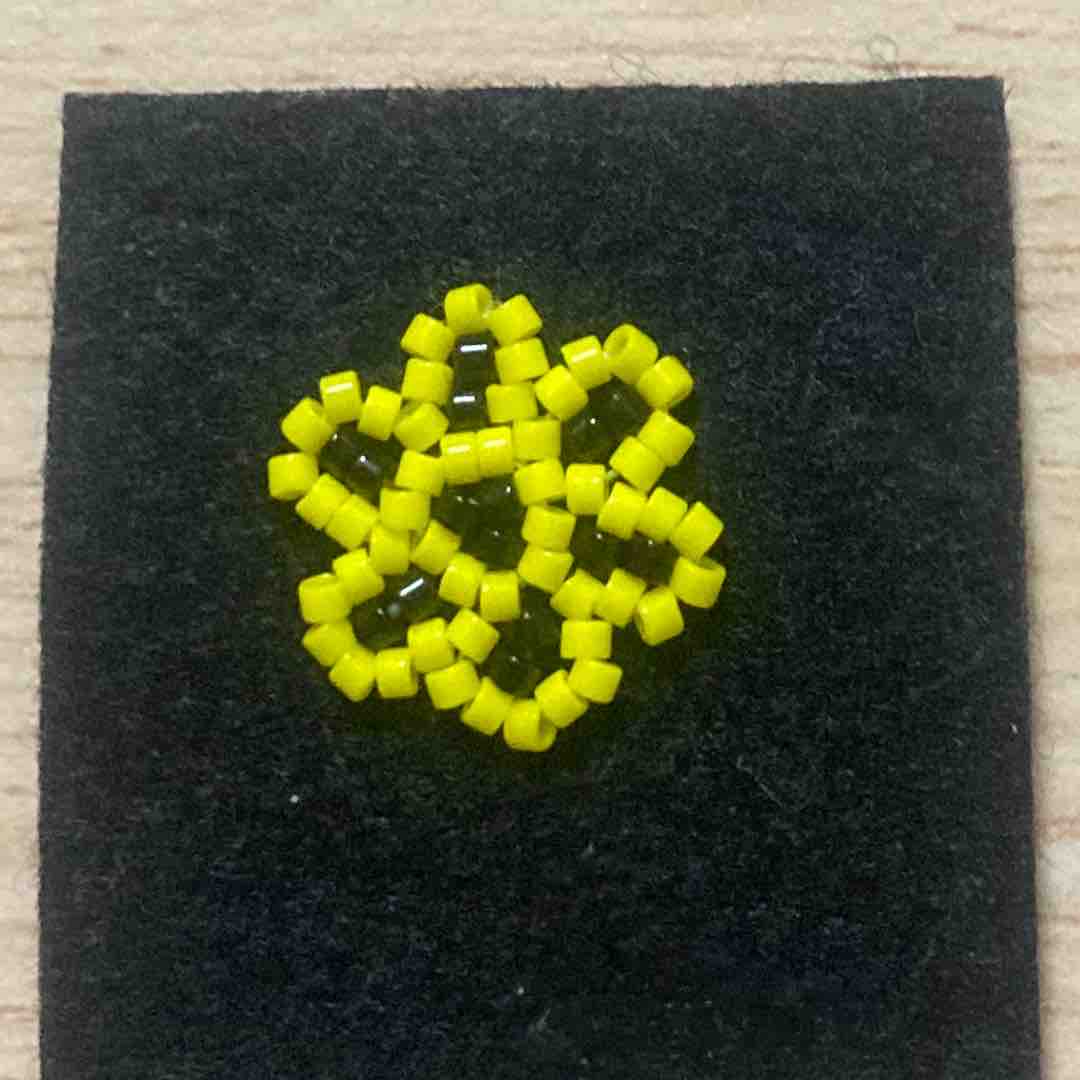 黄色のお花のイヤリングを作っています Yururin きょうもビーズブログ