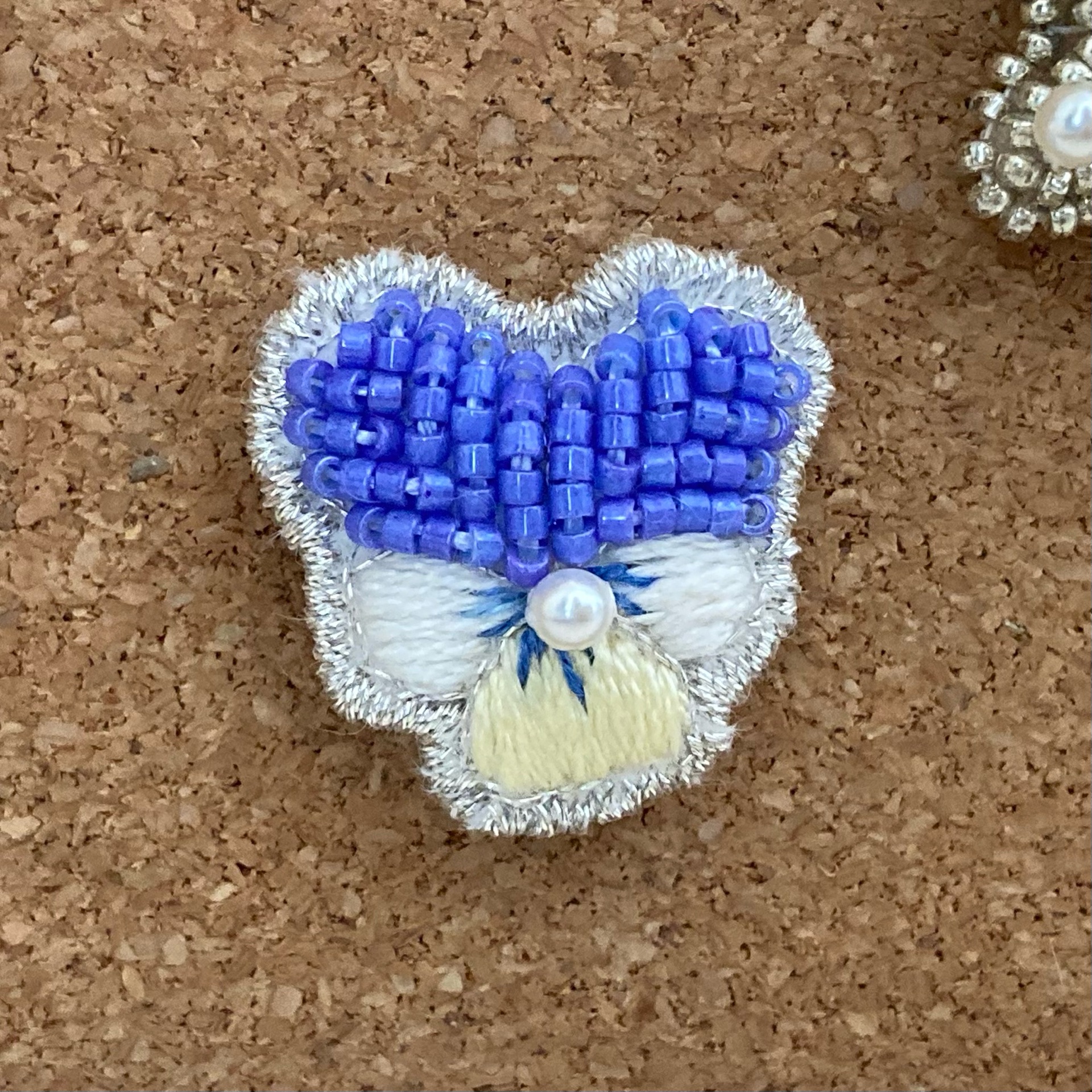 ビーズ刺繍でつくるハンドメイドアクセサリー という本で ビオラのマグネットを作りました Yururin ハンドメイドとデグーの日常