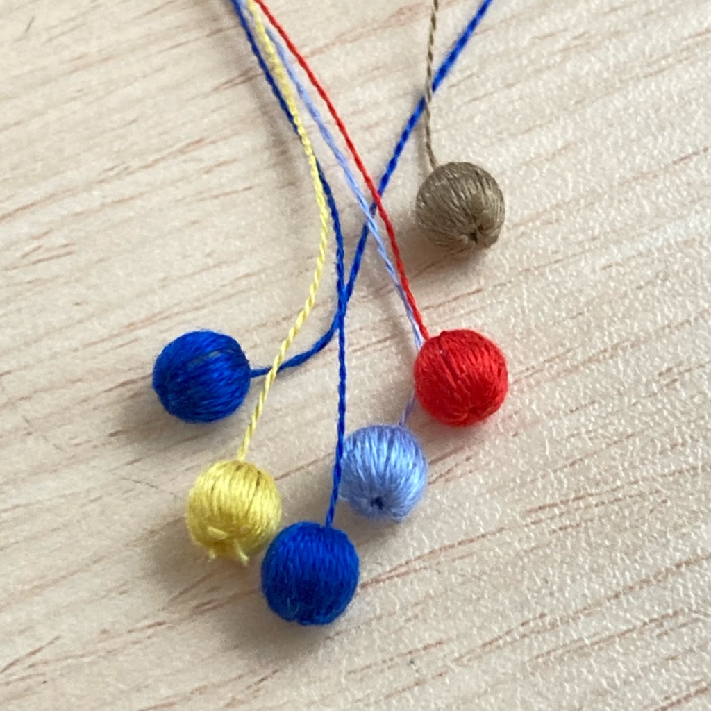 刺繍ボールのアクセサリーの色の組み合わせを考えています Yururin ハンドメイドとデグーの日常