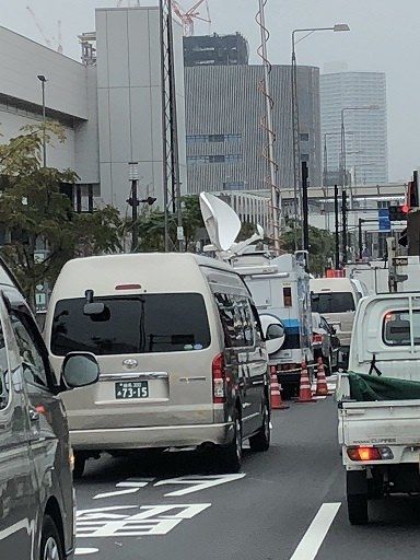 朝日新聞「豊洲市場で大渋滞！使い勝手が悪い」→渋滞の原因はマスコミ車両の路駐