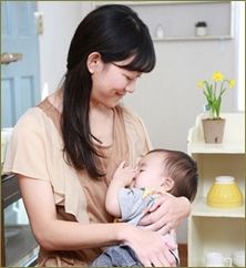 出産３日目。ウトメがお見舞いに来た。赤ん坊が母乳を欲しがり公開授乳になったんだけどこれって普通？