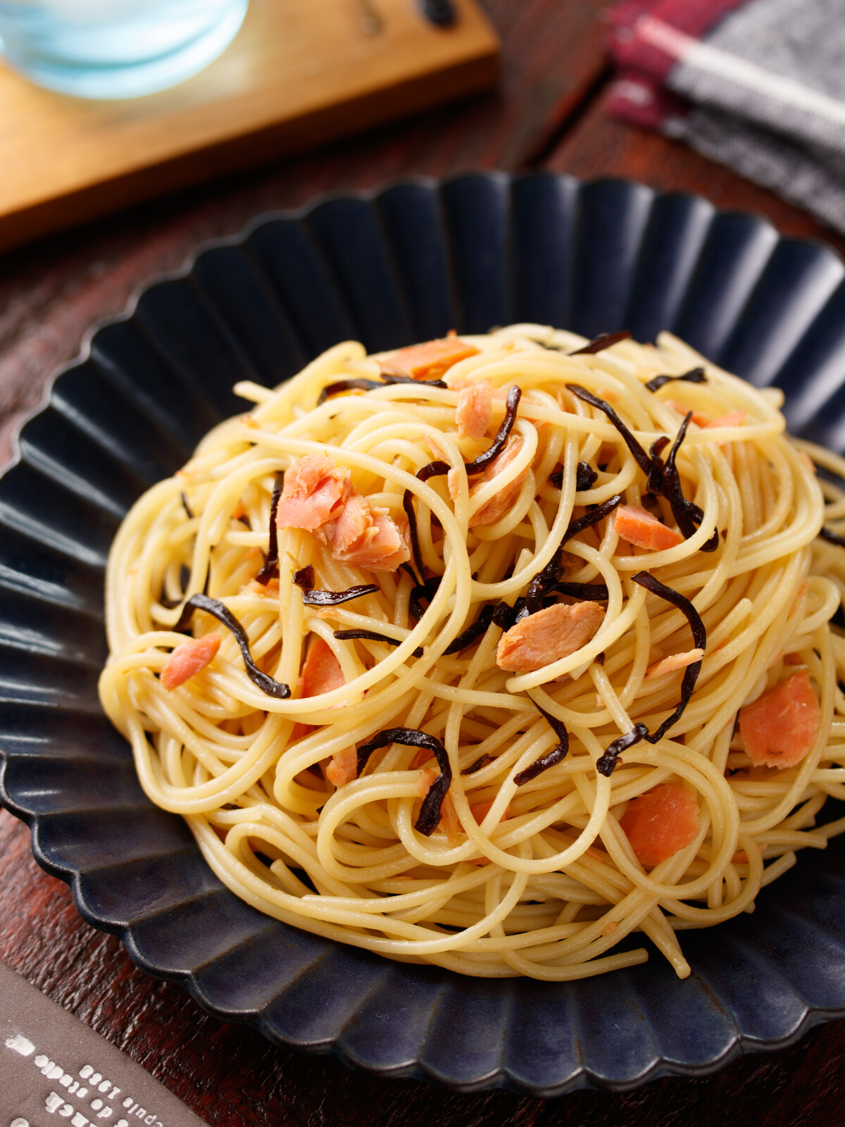 鮭と塩昆布のバター醤油パスタ 簡単 時短 節約 買い物いらず 家にあるもので 和えるだけ 春休み テレワーク テレワーク飯 ランチ うちで過ごそう 作り置き スピードおかず De おうちバル Yuu S Stylish Bar Powered By ライブドアブログ