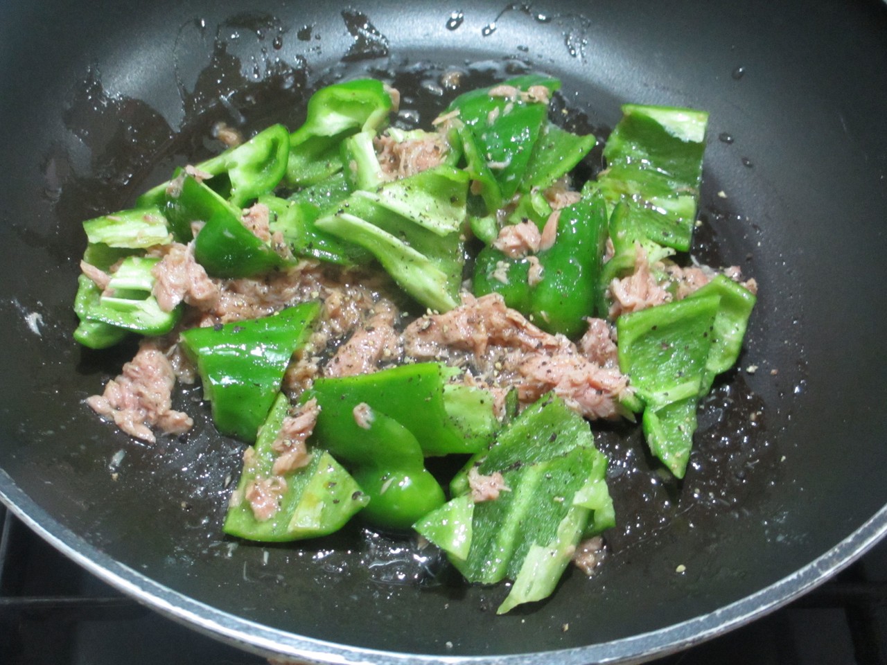 ピーマンの大量消費にも フライパンで超簡単 ピーマンとツナの麺つゆオイル蒸し 作り置き スピードおかず De おうちバル Yuu S Stylish Bar Powered By ライブドアブログ