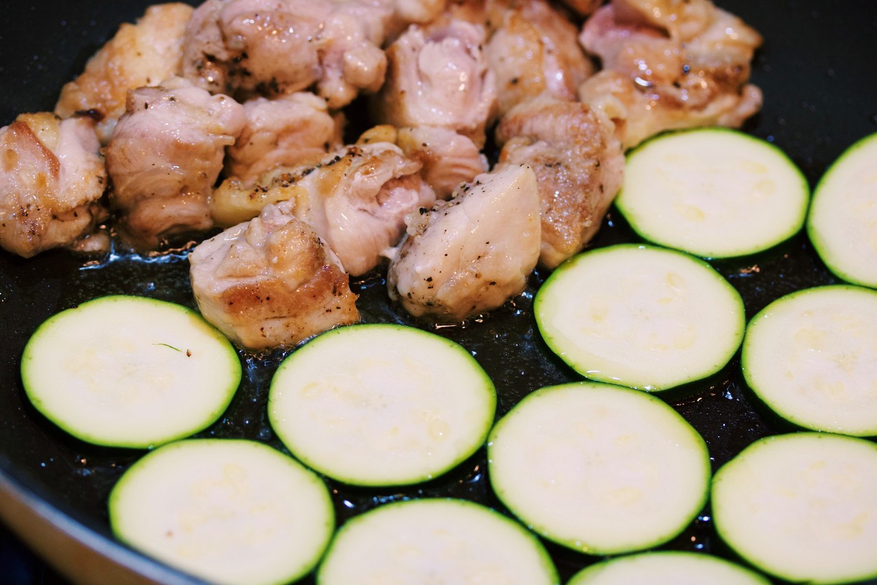 スキレットチキンとクリーミーほうれん草アーティチョークソースのレシピ