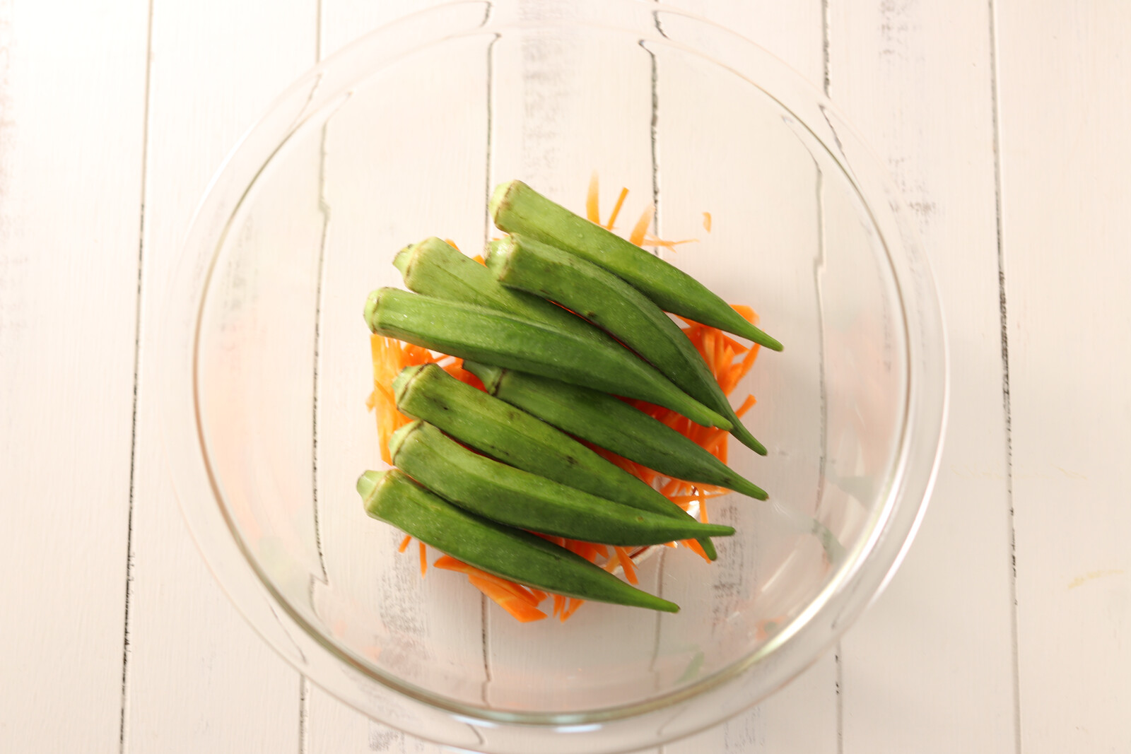 オクラとにんじんのごまマヨサラダ 作り置き レンジ あと一品 和えるだけ 副菜 と にんじんの長持ち保存法 と またまた重版決定 作り置き スピードおかず De おうちバル Yuu S Stylish Bar Powered By ライブドアブログ