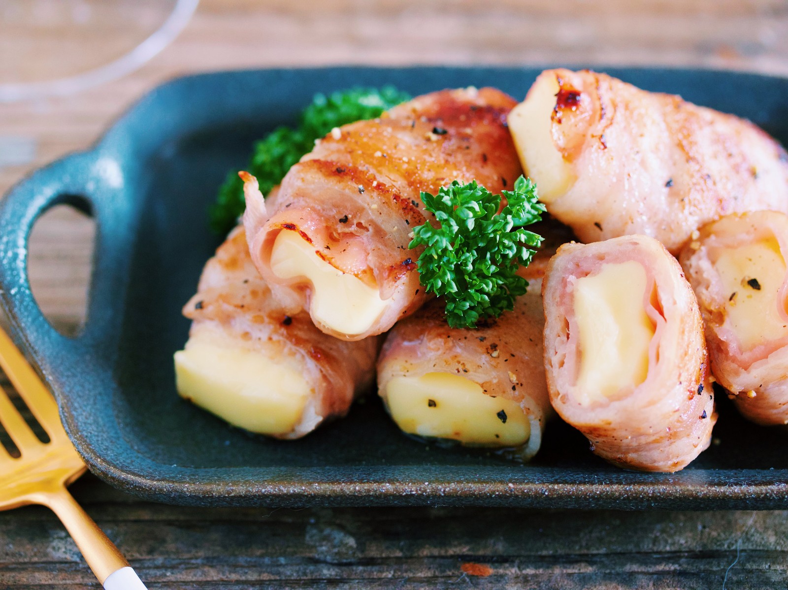 ヤミツキ コンビニチーズ を 生ハム と 豚バラ で濃厚アップデートしてみた メシ通連載 作り置き スピードおかず De おうちバル Yuu S Stylish Bar Powered By ライブドアブログ ヤミツキ コンビニチーズ を 生ハム と 豚バラ で濃厚アップデートしてみた メシ通連載 作り置き スピードおかず De おうちバル Yuu S Stylish Bar Powered By ライブドアブログ