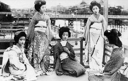 ビンテージ 大正時代を彩った美しい舞妓や芸者さん画像を38枚 リトルトリップ ビンテージ 大正時代を彩った美しい舞妓や芸者さん画像を38枚 リトルトリップ