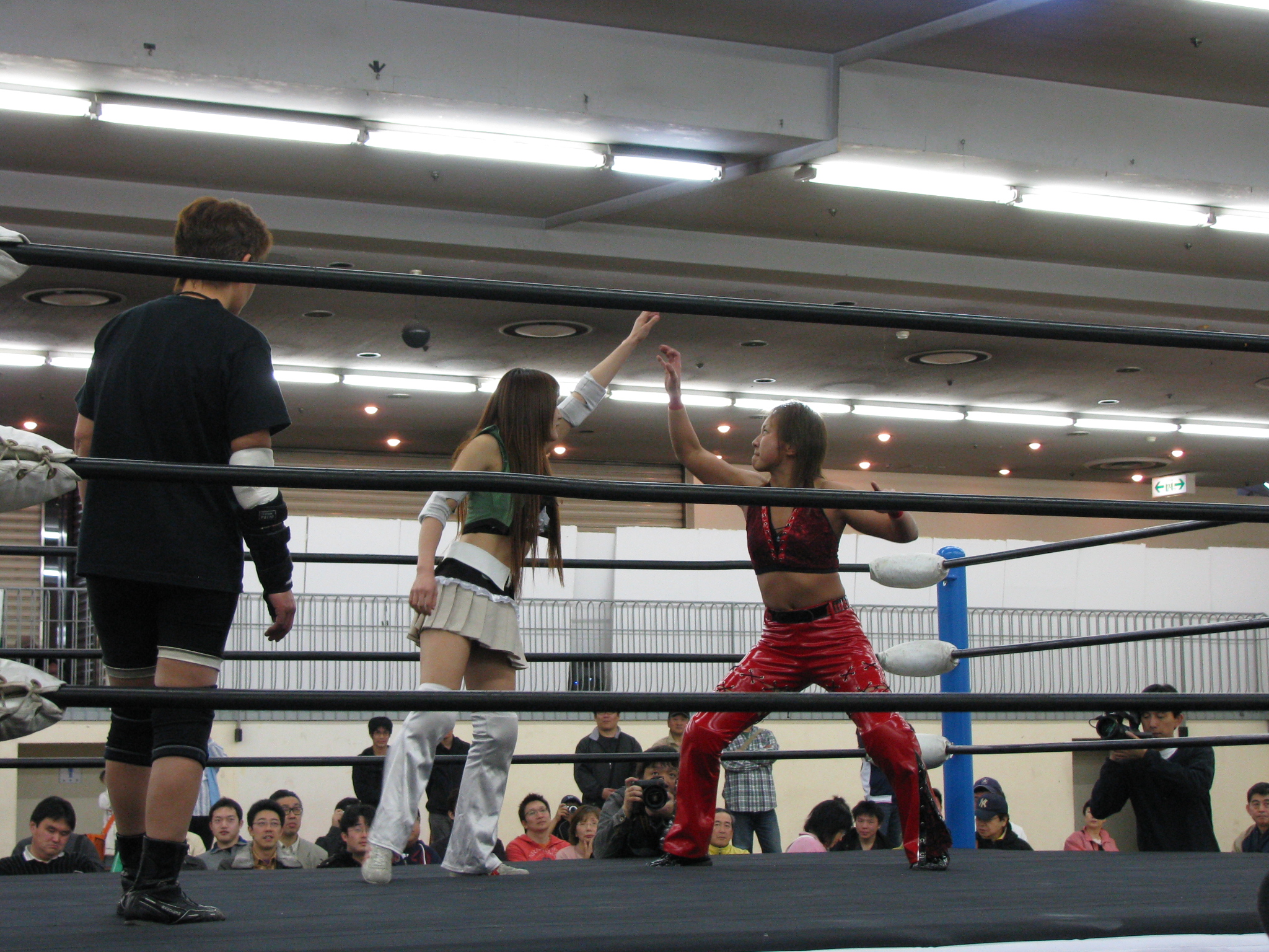 プロレス写真 ｗａｖｅ 春日萌花 対 山懸 優 さっぽろ村ラジオ むらラジｏｈ