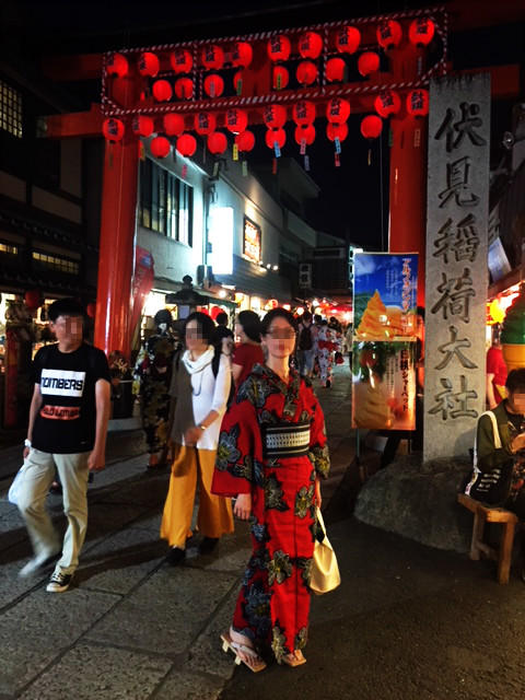 真っ赤な浴衣で夜の伏見稲荷大社 本宮祭へ 四十代で楽しむ普段着物 真っ赤な浴衣で夜の伏見稲荷大社 本宮祭へ 四十代で楽しむ普段着物