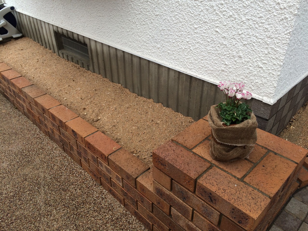 花壇の土をいれかえて排水性を良くしました 広島市南区 ヒルトップ広島の小さなガーデン屋さんブログ