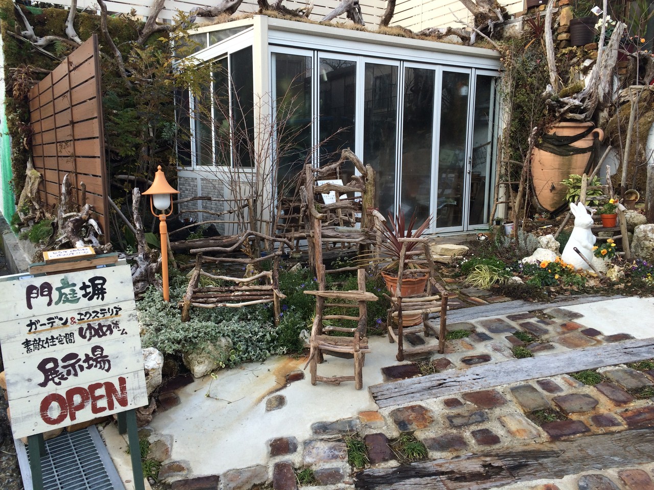お庭の狭いアプローチ ガーデンデザイナー石川 ヒルトップ 広島の小さなガーデン屋さん ちょっとしたお庭の相談ができるお店