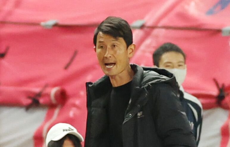 サッカー ｊ１ 鳥栖のキム監督 練習中選手を見事な足払い で謹慎 スポーツフォン