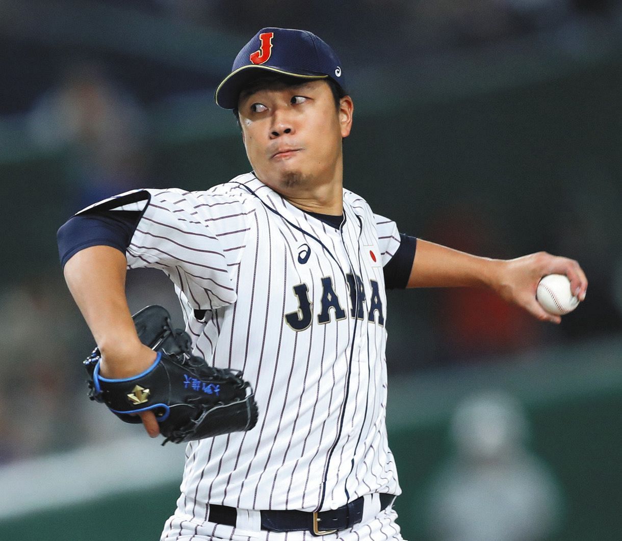 感大野雄大が天国の亡き後輩 木下投手に捧げる金メダル 空に向かってメダルを掲げる スポーツフォン 感大野雄大が天国の亡き後輩 木下投手に捧げる金メダル 空に向かってメダルを掲げる スポーツフォン
