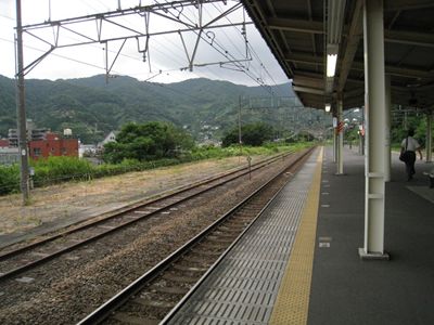 12上り電車を待つ_R
