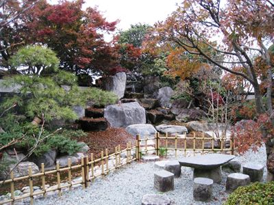 004玄関目に滝