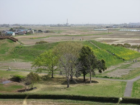 13隣の稲荷山古墳_R