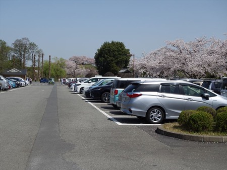 04駐車場はほぼ満車_R