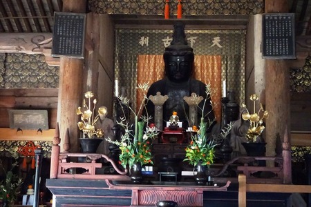 15中央に釈迦如来像