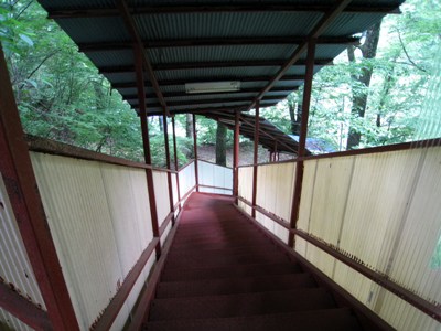 17露天へ下る階段