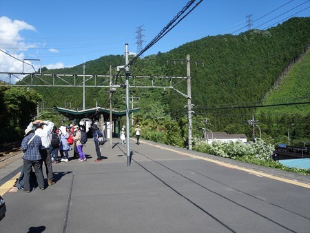 80電車を待つ