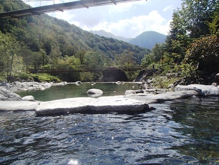 87下段の湯から橋を眺める