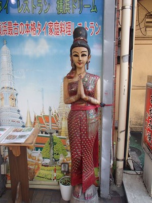 09タイ料理店前
