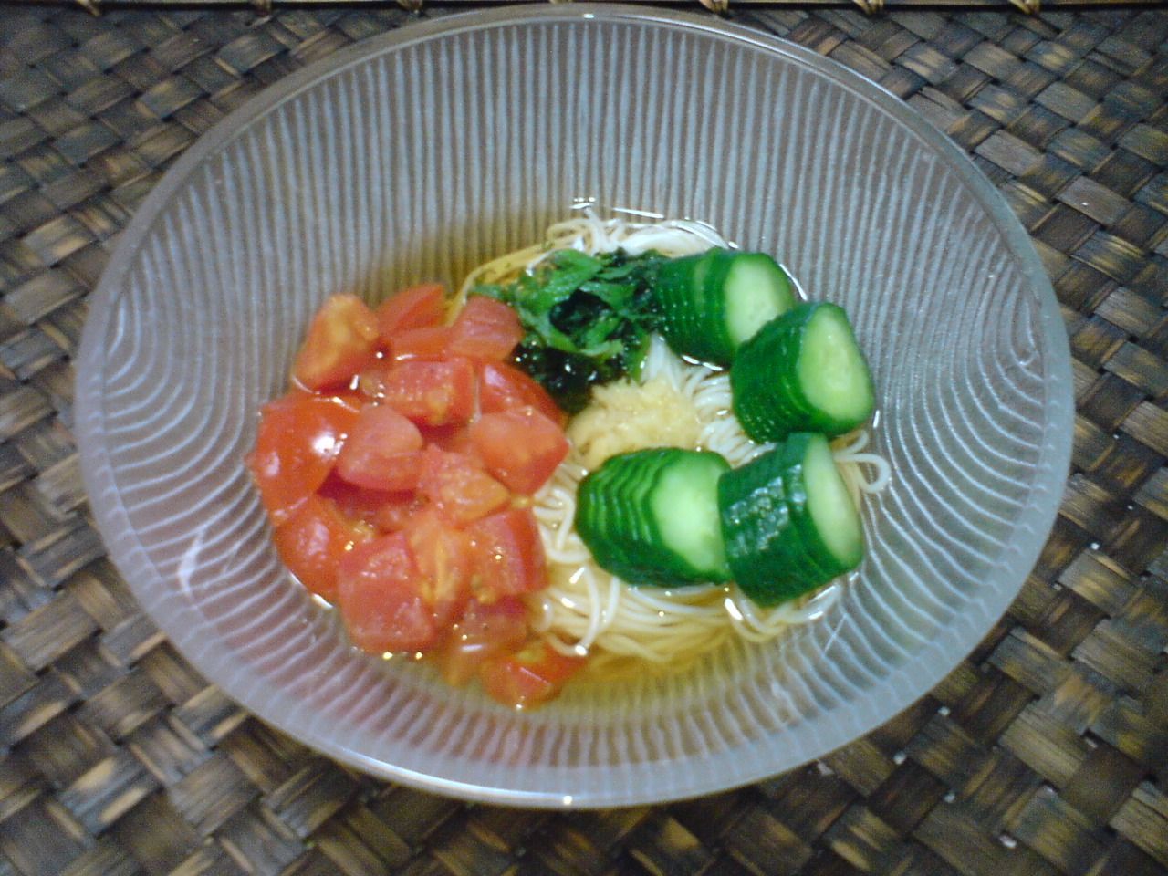 胡瓜とトマトの冷や素麺 Yypapaのひとりごと 旧 胡瓜とトマトの冷や素麺 Yypapaのひとりごと 旧