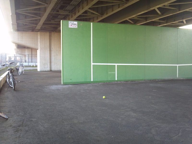 壁打ち場 新見沼大橋スポーツ広場 ガットとラケットとテニス
