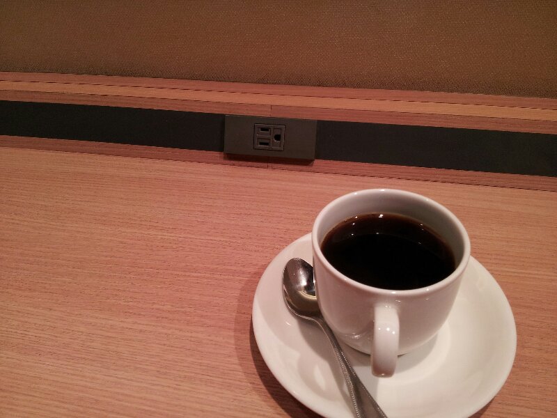 青山一丁目駅 電源 コンセント 充電 ドトールコーヒー 新青山ビル店 電源 コンセント 充電でお困りの方のために