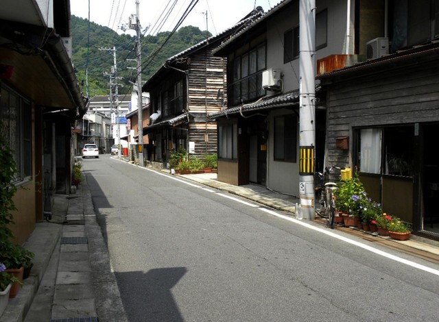 宿の裏には波が洗う入り江の船着場。重厚な木造3階建て [大崎上島 徳森