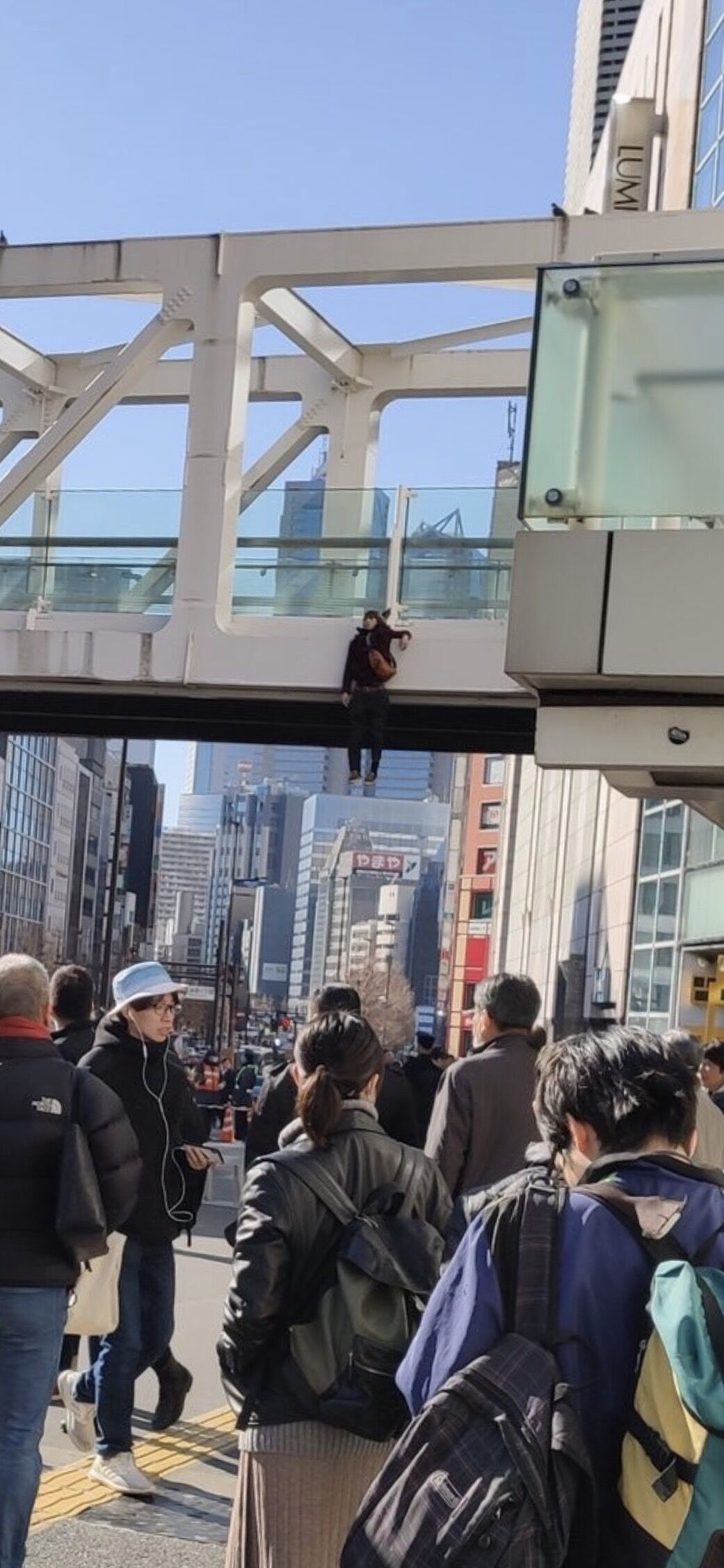 首吊り 新宿 駅