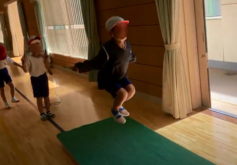 縄跳び練習台で二重跳び練習 ザッキンチョ