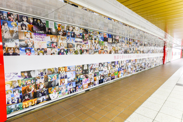『ラブライブ！』大規模広告が新宿地下のメトロプロムナードに登場！14