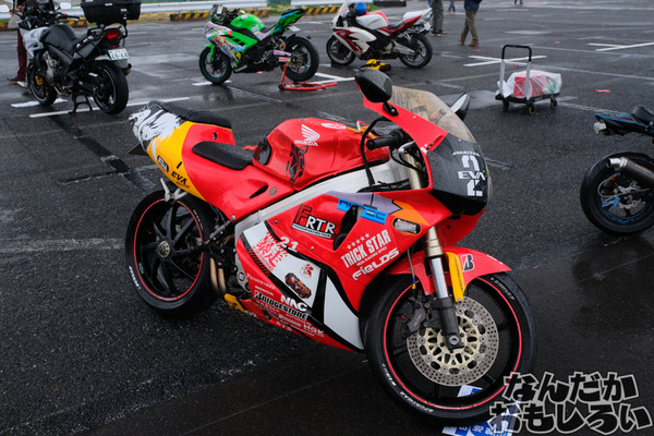 『痛車天国2017 in お台場』写真50枚!雨にも寒さにも耐えた痛単車・痛チャリをレポート 「デレマス」高垣楓スポーツバイクに、痛ライン引きも登場4111