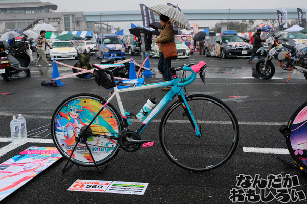 『痛車天国2017 in お台場』写真50枚!雨にも寒さにも耐えた痛単車・痛チャリをレポート 「デレマス」高垣楓スポーツバイクに、痛ライン引きも登場4166