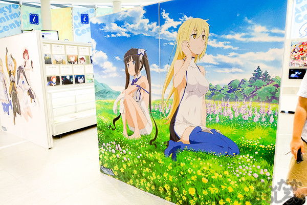 ヘスティア様のあんな顔やこんな顔も…『ダンまち』展示会が秋葉原で開催中!サイン入り等身大パネルやたくさんの原画を展示03309