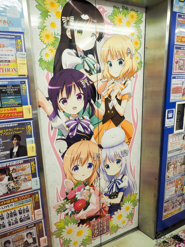 『ご注文はうさぎですか??』アニメイト秋葉原全体がごちうさづくし!ハロウィン衣装のキャラクターたちがお出迎え0231