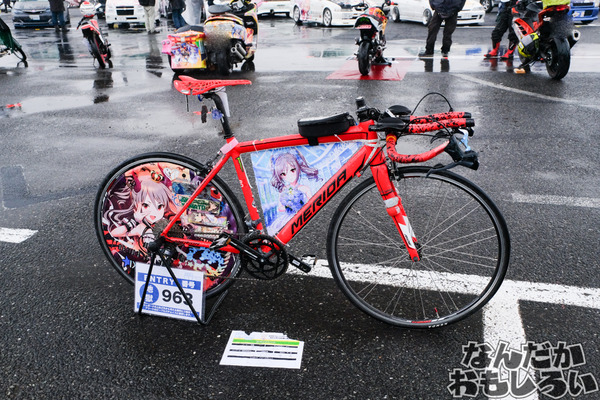 『痛車天国2017 in お台場』写真50枚!雨にも寒さにも耐えた痛単車・痛チャリをレポート 「デレマス」高垣楓スポーツバイクに、痛ライン引きも登場4176