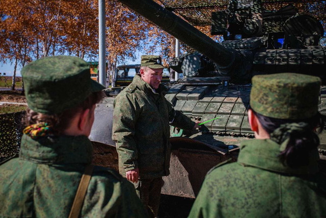 ロシアの戦車と女性兵士_